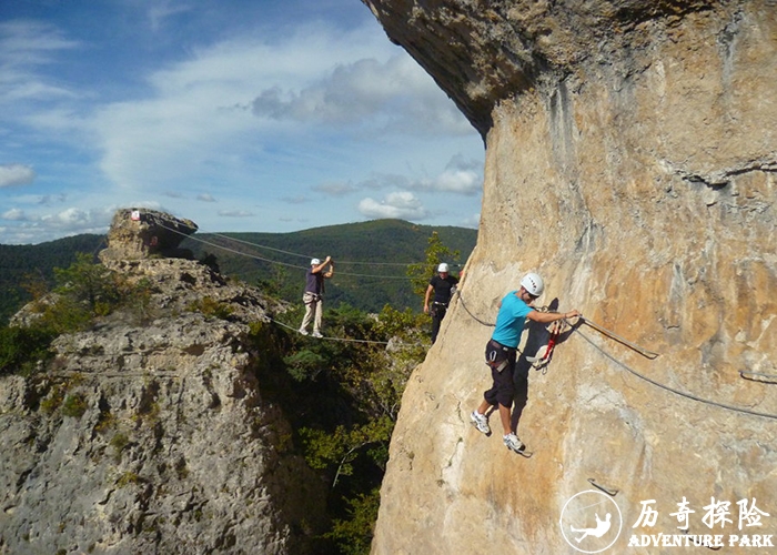 岩壁飞拉达 飞拉达攀爬探险 铁道式攀登 岩壁探险 历奇探险专业定制