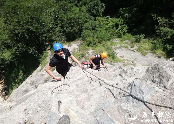 铁道式攀登器材厂家 Via Ferrata岩壁探险 户外营地游乐项目 飞拉达攀岩厂家施工 